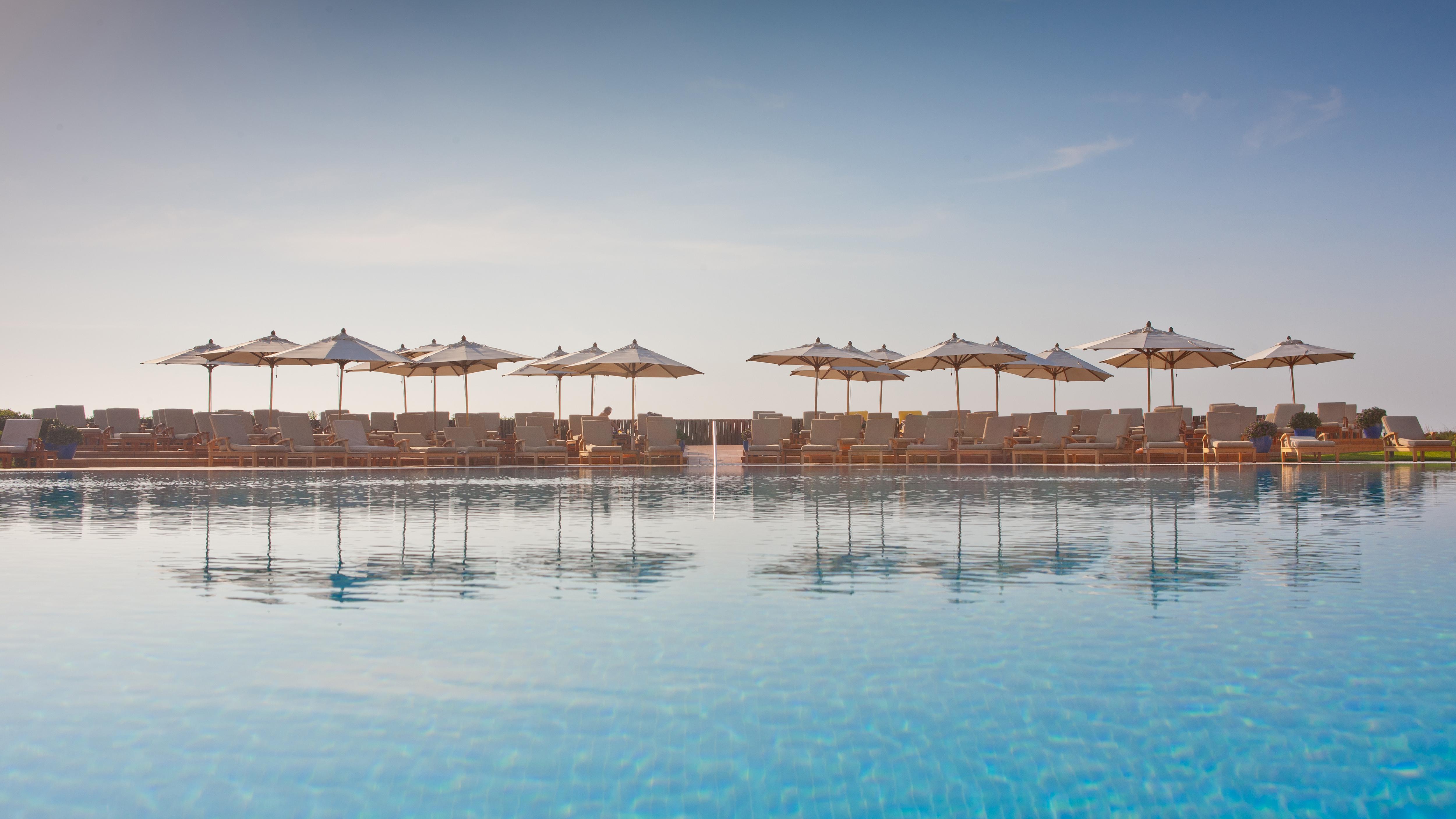 Praia D'El Rey Marriott Golf & Beach Resort Praia del Rei Facilidades foto The pool at the hotel