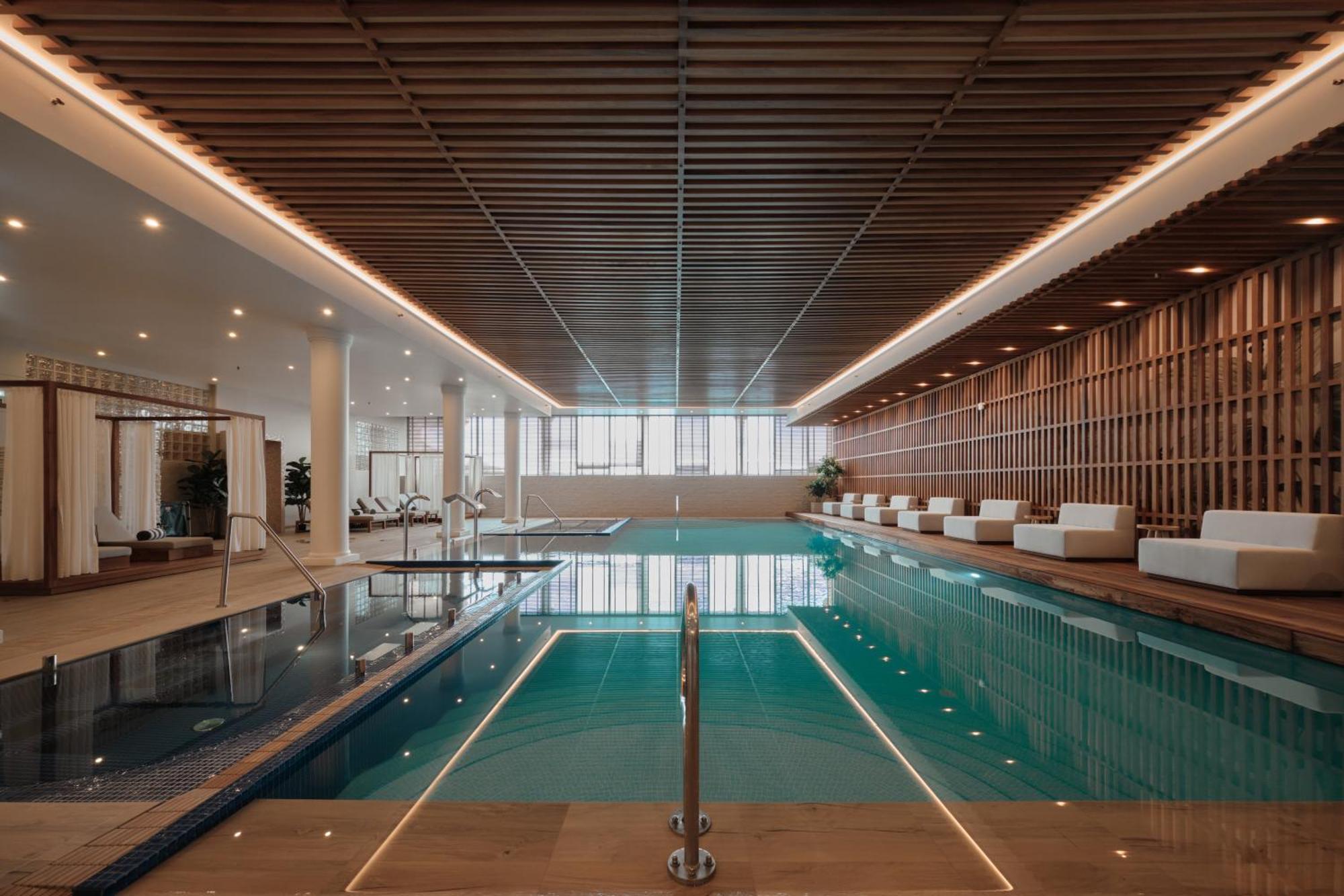 Praia D'El Rey Marriott Golf & Beach Resort Praia del Rei Exterior foto The pool at the Four Seasons