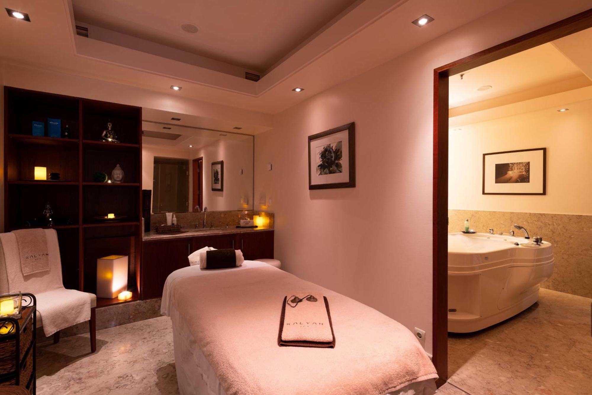 Praia D'El Rey Marriott Golf & Beach Resort Praia del Rei Exterior foto A treatment room at the Four Seasons Spa